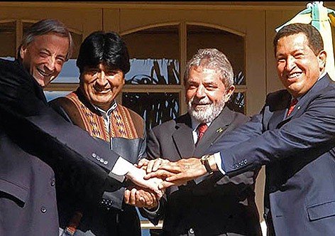 O que foram os governos sul-americanos de frente popular (chamados "progressistas") entre 1998 e 2016? 3 Kirchner Evo Morales Lula e Chavez