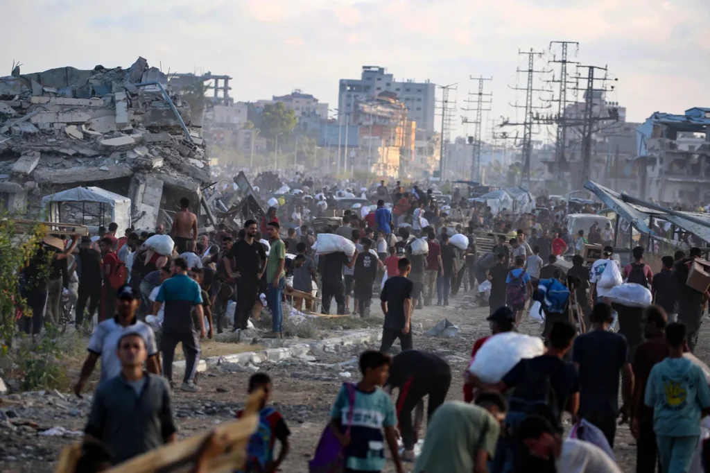 Palestinos na estrada Salah al Din Centro da Faixa de Gaza
